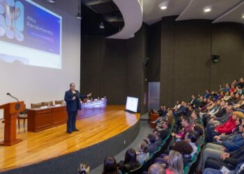 La directora general de Daucon, Melhina Magaña Sánchez, impartió la conferencia “Alto rendimiento: Excelencia sostenida”, con reflexiones y estrategias útiles para estudiantes, docentes y personal administrativo que buscan mejorar su desempeño académico y profesional.