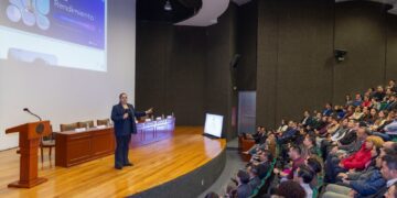 La directora general de Daucon, Melhina Magaña Sánchez, impartió la conferencia “Alto rendimiento: Excelencia sostenida”, con reflexiones y estrategias útiles para estudiantes, docentes y personal administrativo que buscan mejorar su desempeño académico y profesional.