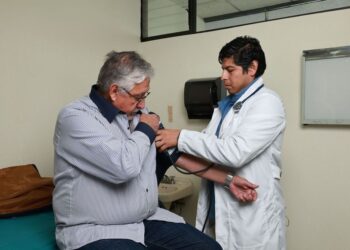 Carlos Wilfrido Mota Valdés, responsable del área de Medicina General de la Clínica Multidisciplinaria de Salud, recomendó abrigarse adecuadamente, evitar cambios bruscos de temperatura y mantener una alimentación rica en vitaminas para proteger a los sectores más vulnerables.