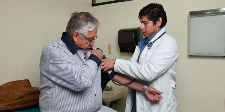 Carlos Wilfrido Mota Valdés, responsable del área de Medicina General de la Clínica Multidisciplinaria de Salud, recomendó abrigarse adecuadamente, evitar cambios bruscos de temperatura y mantener una alimentación rica en vitaminas para proteger a los sectores más vulnerables.