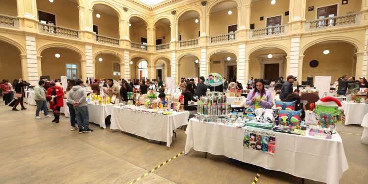 Descubre el Mercado Emprendedor Navideño 2025 de la UAEMéx, un espacio donde estudiantes presentan productos innovadores, reciben retroalimentación real y ofrecen artículos ideales para regalar. Evento abierto el 15 de diciembre en Casa de las Diligencias.