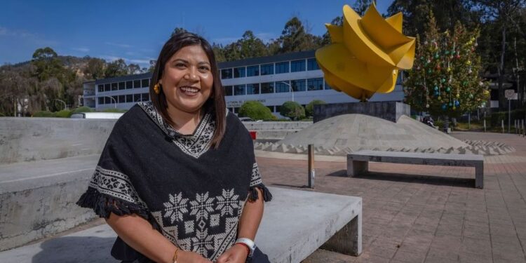 Con el proyecto “Guardianes del Futuro: modelo comunitario otomí para la transparencia y la mejora continua”, la egresada de Facultad de Contaduría y Administración recibió el Premio Anual Anticorrupción del Estado de México y Municipios, en la categoría “Sectores empresarial o social”.