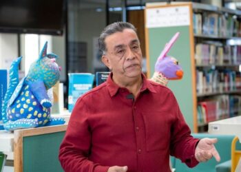 De estanterías improvisadas a una biblioteca con más de 46 mil libros así es la historia de Mario Arturo Torres en la UAEM Zumpango.