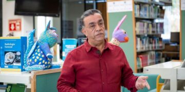 De estanterías improvisadas a una biblioteca con más de 46 mil libros así es la historia de Mario Arturo Torres en la UAEM Zumpango.