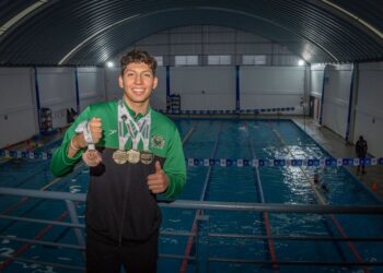 El estudiante de la Facultad de Ingeniería brilló en el Nacional ANUIES 2025 en Jalisco, donde se subió al podio en 400 y 1500 metros libres, 200 metros dorso y 200 combinado, consolidando el proyecto deportivo que inició desde la infancia.
