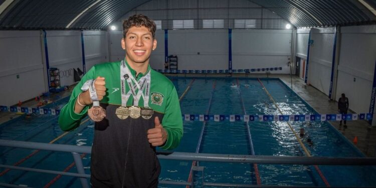 El estudiante de la Facultad de Ingeniería brilló en el Nacional ANUIES 2025 en Jalisco, donde se subió al podio en 400 y 1500 metros libres, 200 metros dorso y 200 combinado, consolidando el proyecto deportivo que inició desde la infancia.