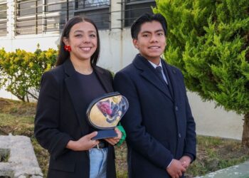 La egresada Victoria González Herrera y el estudiante Isaac López Martínez destacan por impulsar acciones sociales y ambientales desde la Universidad Autónoma del Estado de México.
