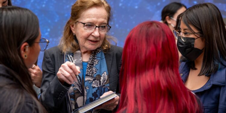 Ana Beatriz Cetto visita la UAEMéx y llama a las y los jóvenes a ejercer una ciencia ética, abierta y comprometida con la paz, en el marco del Día Internacional de la Mujer y la Niña en la Ciencia.