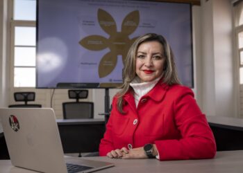 Arianna Becerril García, destacó que las mujeres han contribuido históricamente al desarrollo científico y continúan abriendo camino a nuevas generaciones.