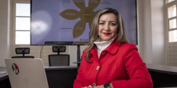 Arianna Becerril García, destacó que las mujeres han contribuido históricamente al desarrollo científico y continúan abriendo camino a nuevas generaciones.