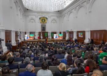 En su primer informe anual de actividades, la rectora Martha Patricia Zarza Delgado llamó a dejar atrás inercias institucionales y avanzar hacia una universidad más cercana, incluyente y transparente. La gobernadora Delfina Gómez Álvarez destacó la responsabilidad social de la universidad pública y su impacto en el desarrollo del Estado de México.