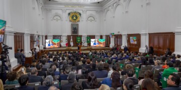 En su primer informe anual de actividades, la rectora Martha Patricia Zarza Delgado llamó a dejar atrás inercias institucionales y avanzar hacia una universidad más cercana, incluyente y transparente. La gobernadora Delfina Gómez Álvarez destacó la responsabilidad social de la universidad pública y su impacto en el desarrollo del Estado de México.