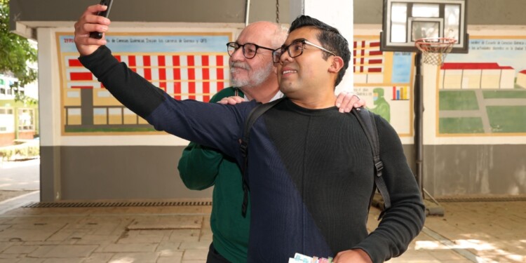 Benito Taibo cuestionó los indicadores que aseguran que en México se lee poco. Participó en actividades académicas con estudiantes de la UAEMéx