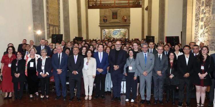La rectora de la Universidad Autónoma del Estado de México destacó que las instituciones de educación superior pueden hacer efectivo el derecho al conocimiento para todas y todos.