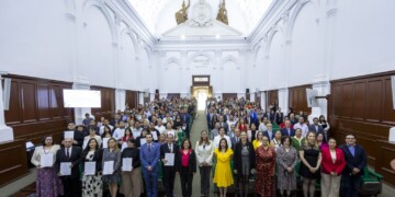 La UAEMéx entregó bases y recategorizaciones a personal administrativo, en un contexto donde la estabilidad laboral avanza, pero aún enfrenta pendientes estructurales.
