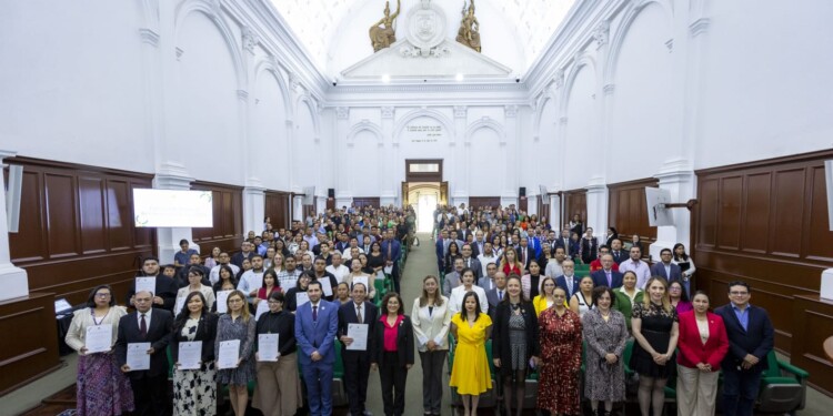 La UAEMéx entregó bases y recategorizaciones a personal administrativo, en un contexto donde la estabilidad laboral avanza, pero aún enfrenta pendientes estructurales.