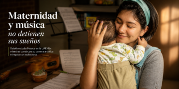Entre ensayos, tareas universitarias, partituras y noches de desvelo, Daleth aprendió a dividir su tiempo entre la música y la crianza de su hijo. Apenas dos meses después de convertirse en madre, regresó a las aulas de la Universidad Autónoma del Estado de México (UAEMéx) decidida a no abandonar ninguno de sus sueños. A sus 25 años, Daphne Alitzel Sánchez Weichselbaum —conocida artísticamente como Daleth— cursa el cuarto semestre de la Licenciatura en Música en la Escuela de Artes Escénicas, mientras construye una carrera artística marcada ahora por una experiencia que transformó profundamente su vida y su manera de crear. “Tenía miedo, claro, porque la vida cambia totalmente, pero también sentía que era algo que quería vivir”, recuerda. Originaria de la Ciudad de México y criada entre Metepec y San Mateo Atenco, Daleth descubrió desde niña su pasión por la música. Antes de ingresar profesionalmente al mundo artístico, cantaba en camiones y negocios de comida para perder el miedo al rechazo y fortalecer su seguridad frente al público. Con el tiempo aprendió a tocar instrumentos como guitarra, ukelele y armónica, hasta ingresar al conservatorio como guitarrista clásica y posteriormente continuar su formación universitaria en la UAEMéx. Sin embargo, mientras consolidaba su proyecto musical, enfrentó uno de los retos más complejos de su vida: combinar la maternidad con las exigencias físicas, emocionales y académicas de una carrera artística. Junto a su esposo decidió conscientemente convertirse en madre, aun sabiendo que el proceso implicaría transformar por completo sus rutinas, prioridades y dinámicas personales. La llegada de su hijo, Naím León, modificó su vida diaria. Entre clases, ensayos y cuidados maternos, tuvo que reorganizar su tiempo para continuar perfeccionando su técnica vocal y ampliar sus conocimientos en composición musical. Durante ese proceso encontró apoyo dentro de la comunidad universitaria. Compañeras y compañeros que la ayudaban a cargar materiales, docentes atentos a sus necesidades y la creación de un lactario en la Escuela de Artes Escénicas marcaron positivamente su experiencia como estudiante y madre primeriza. Pero la maternidad no solo transformó su vida cotidiana; también cambió profundamente su sensibilidad artística. “Cuando lo tuve en mis brazos, algo se desbloqueó en mí. El amor que siento ahora por todo, las ganas, la motivación; él es mi todo. Mi fuerza, mi tierra, mi luz”, comparte. Esa experiencia inspiró “Mi Todo”, su primer sencillo musical, una canción dedicada a su hijo cuyo lanzamiento está previsto para este verano. El videoclip del tema también se desarrolla en colaboración con estudiantes de la Licenciatura en Estudios Cinematográficos de la propia UAEMéx. Actualmente, Daleth continúa construyendo su proyecto artístico mientras avanza en su formación profesional, convencida de que la maternidad y la música no son caminos opuestos. Sus metas van más allá de convertirse en cantante. También busca desarrollarse como compositora para cine, teatro y proyectos audiovisuales. “Quiero que mi música conecte con otros, que sea la voz que otras personas no encuentran en ese momento”, afirma. Entre canciones, ensayos universitarios y la crianza de su hijo, Daleth construye una historia donde la maternidad no significa detener los sueños, sino encontrar nuevas razones para seguir creando.