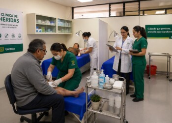 La UAEMéx inauguró una Clínica de Heridas para atender lesiones crónicas y de difícil cicatrización, especialmente aquellas relacionadas con diabetes, úlceras por presión y traumatismos.