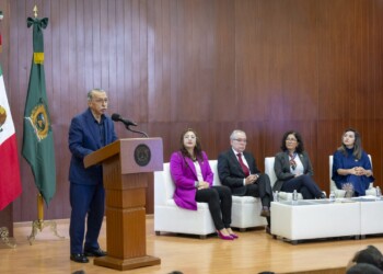 La rectora Martha Patricia Zarza Delgado, el titular de la Agencia Digital estatal, Luis Fernando Bravo Navarro, y la secretaria de Ciencia de la institución, Arianna Becerril García, coincidieron en que las nuevas tecnologías deben ser construidas desde un enfoque humano y con gran impacto social.