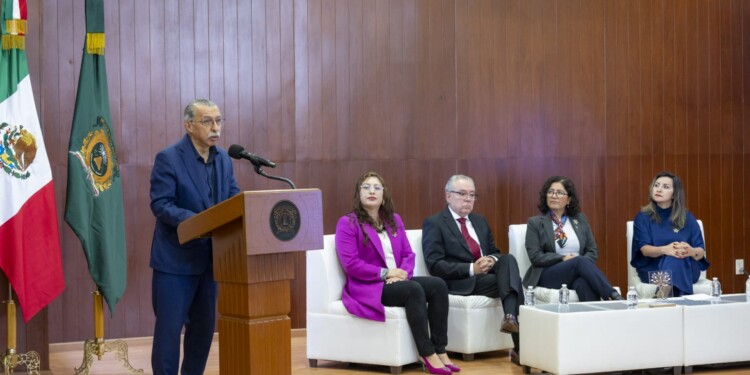 La rectora Martha Patricia Zarza Delgado, el titular de la Agencia Digital estatal, Luis Fernando Bravo Navarro, y la secretaria de Ciencia de la institución, Arianna Becerril García, coincidieron en que las nuevas tecnologías deben ser construidas desde un enfoque humano y con gran impacto social.