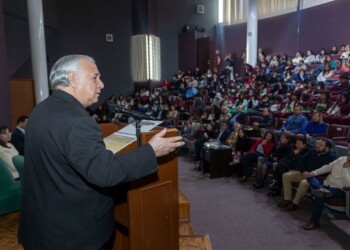 Durante su visita a la UAEMéx, Miguel Torruco Marqués reflexionó sobre la evolución del turismo mexicano, los retos del sector y el papel de las nuevas generaciones.