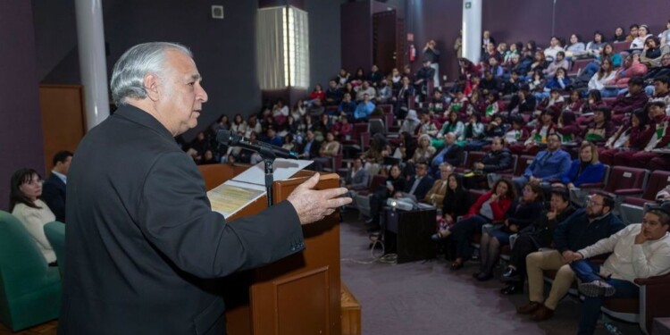 Durante su visita a la UAEMéx, Miguel Torruco Marqués reflexionó sobre la evolución del turismo mexicano, los retos del sector y el papel de las nuevas generaciones.