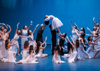 El Teatro Morelos se llenó de talento universitario con el Magno Festival de Danza 2026 del CeAC UAEMéx. Más de 280 estudiantes presentaron 17 coreografías de distintos géneros, desde danza folclórica y clásica hasta jazz, salsa, bachata y danzas internacionales.