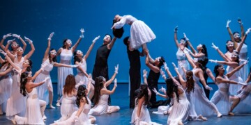 El Teatro Morelos se llenó de talento universitario con el Magno Festival de Danza 2026 del CeAC UAEMéx. Más de 280 estudiantes presentaron 17 coreografías de distintos géneros, desde danza folclórica y clásica hasta jazz, salsa, bachata y danzas internacionales.