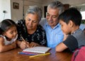 Miles de abuelas y abuelos sostienen una segunda crianza al cuidar diariamente a sus nietas y nietos. La UAEMéx advierte que el envejecimiento poblacional exige mejores pensiones, servicios de salud y sistemas públicos de cuidados.