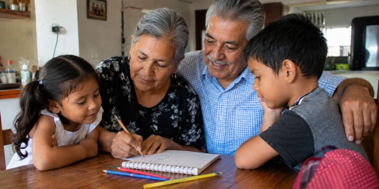Miles de abuelas y abuelos sostienen una segunda crianza al cuidar diariamente a sus nietas y nietos. La UAEMéx advierte que el envejecimiento poblacional exige mejores pensiones, servicios de salud y sistemas públicos de cuidados.