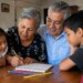 Miles de abuelas y abuelos sostienen una segunda crianza al cuidar diariamente a sus nietas y nietos. La UAEMéx advierte que el envejecimiento poblacional exige mejores pensiones, servicios de salud y sistemas públicos de cuidados.