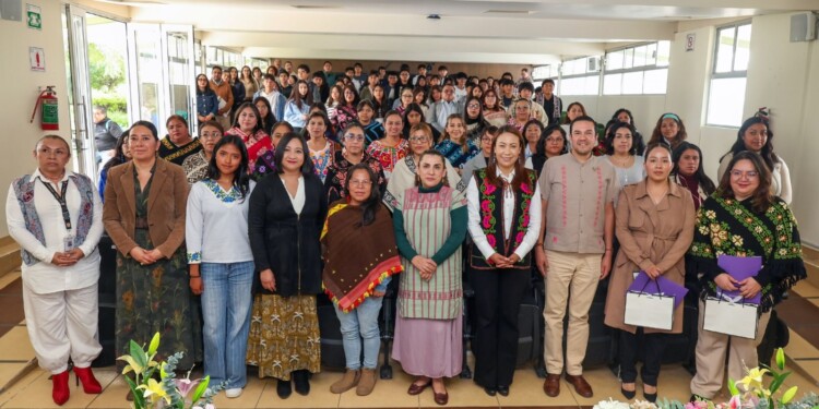 Lactancia, partería y cuidados comunitarios fueron analizados en un encuentro de la UAEMéx con mujeres y representantes de pueblos originarios.