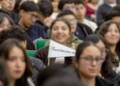 La Universidad Autónoma del Estado de México (UAEMéx) puso en marcha este lunes su Bachillerato Digital, una nueva modalidad de educación media superior que inicia con 532 estudiantes y con la participación de seis planteles universitarios. El modelo busca ampliar la cobertura del bachillerato mediante herramientas digitales, particularmente para jóvenes que enfrentan dificultades para incorporarse a esquemas presenciales o continuar sus estudios bajo las modalidades tradicionales. Durante el inicio de clases del ciclo escolar 2026-2027, la rectora Martha Patricia Zarza Delgado explicó que la primera generación estará vinculada académica y administrativamente con los planteles “Lic. Adolfo López Mateos”, “Nezahualcóyotl”, “Cuauhtémoc”, “Ignacio Ramírez Calzada”, “Dr. Ángel Ma. Garibay Kintana” y Texcoco. Aunque cursarán sus estudios bajo un esquema digital, los 532 alumnos serán considerados parte de la comunidad universitaria y podrán acceder a bibliotecas, salas de cómputo, asesorías, cursos de idiomas, actividades culturales y deportivas, talleres, becas y otros servicios de la institución. Más opciones para continuar el bachillerato La apertura de esta modalidad representa una ampliación de la oferta educativa de la UAEMéx en un nivel donde las condiciones económicas, las distancias y las circunstancias personales pueden convertirse en obstáculos para continuar estudiando. Zarza Delgado sostuvo que la tecnología puede funcionar como una herramienta para reducir esas barreras y ampliar la presencia educativa de la Universidad en distintas regiones del Estado de México. La rectora vinculó además el nuevo programa con el proyecto de Reforma a la Ley de la UAEMéx, que contempla entre sus prioridades el fortalecimiento de la vida académica y la generación de mejores condiciones para la formación estudiantil. El secretario Académico, Francisco Herrera Tapia, señaló que el Bachillerato Digital pretende ofrecer una alternativa para quienes podrían abandonar sus estudios por falta de oportunidades o por circunstancias que dificultan su incorporación a un sistema presencial. Alumnos digitales con servicios universitarios Uno de los elementos centrales del modelo será mantener a los estudiantes vinculados con los espacios y servicios de la Universidad, pese a que una parte sustancial del proceso educativo se desarrollará mediante herramientas tecnológicas. Herrera Tapia consideró que la modalidad también obliga a replantear la manera en que las instituciones públicas responden a las necesidades de las nuevas generaciones y utilizan los recursos digitales dentro de sus procesos de enseñanza. Durante la ceremonia realizada en el Aula Magna del Edificio de Rectoría, una estudiante de la primera generación señaló que ingresar al Bachillerato Digital representa también adaptarse a una nueva manera de aprender. Con el arranque del programa, la UAEMéx incorpora formalmente una modalidad digital a su oferta de educación media superior. El reto ahora será que la flexibilidad tecnológica se traduzca no sólo en más lugares disponibles, sino también en permanencia escolar, acompañamiento académico y condiciones suficientes para que los estudiantes concluyan el bachillerato.