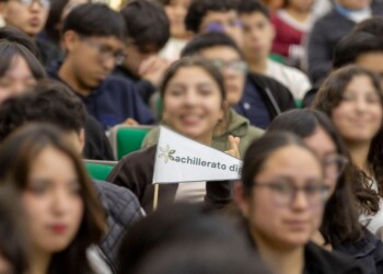 La Universidad Autónoma del Estado de México (UAEMéx) puso en marcha este lunes su Bachillerato Digital, una nueva modalidad de educación media superior que inicia con 532 estudiantes y con la participación de seis planteles universitarios. El modelo busca ampliar la cobertura del bachillerato mediante herramientas digitales, particularmente para jóvenes que enfrentan dificultades para incorporarse a esquemas presenciales o continuar sus estudios bajo las modalidades tradicionales. Durante el inicio de clases del ciclo escolar 2026-2027, la rectora Martha Patricia Zarza Delgado explicó que la primera generación estará vinculada académica y administrativamente con los planteles “Lic. Adolfo López Mateos”, “Nezahualcóyotl”, “Cuauhtémoc”, “Ignacio Ramírez Calzada”, “Dr. Ángel Ma. Garibay Kintana” y Texcoco. Aunque cursarán sus estudios bajo un esquema digital, los 532 alumnos serán considerados parte de la comunidad universitaria y podrán acceder a bibliotecas, salas de cómputo, asesorías, cursos de idiomas, actividades culturales y deportivas, talleres, becas y otros servicios de la institución. Más opciones para continuar el bachillerato La apertura de esta modalidad representa una ampliación de la oferta educativa de la UAEMéx en un nivel donde las condiciones económicas, las distancias y las circunstancias personales pueden convertirse en obstáculos para continuar estudiando. Zarza Delgado sostuvo que la tecnología puede funcionar como una herramienta para reducir esas barreras y ampliar la presencia educativa de la Universidad en distintas regiones del Estado de México. La rectora vinculó además el nuevo programa con el proyecto de Reforma a la Ley de la UAEMéx, que contempla entre sus prioridades el fortalecimiento de la vida académica y la generación de mejores condiciones para la formación estudiantil. El secretario Académico, Francisco Herrera Tapia, señaló que el Bachillerato Digital pretende ofrecer una alternativa para quienes podrían abandonar sus estudios por falta de oportunidades o por circunstancias que dificultan su incorporación a un sistema presencial. Alumnos digitales con servicios universitarios Uno de los elementos centrales del modelo será mantener a los estudiantes vinculados con los espacios y servicios de la Universidad, pese a que una parte sustancial del proceso educativo se desarrollará mediante herramientas tecnológicas. Herrera Tapia consideró que la modalidad también obliga a replantear la manera en que las instituciones públicas responden a las necesidades de las nuevas generaciones y utilizan los recursos digitales dentro de sus procesos de enseñanza. Durante la ceremonia realizada en el Aula Magna del Edificio de Rectoría, una estudiante de la primera generación señaló que ingresar al Bachillerato Digital representa también adaptarse a una nueva manera de aprender. Con el arranque del programa, la UAEMéx incorpora formalmente una modalidad digital a su oferta de educación media superior. El reto ahora será que la flexibilidad tecnológica se traduzca no sólo en más lugares disponibles, sino también en permanencia escolar, acompañamiento académico y condiciones suficientes para que los estudiantes concluyan el bachillerato.