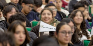 La Universidad Autónoma del Estado de México (UAEMéx) puso en marcha este lunes su Bachillerato Digital, una nueva modalidad de educación media superior que inicia con 532 estudiantes y con la participación de seis planteles universitarios. El modelo busca ampliar la cobertura del bachillerato mediante herramientas digitales, particularmente para jóvenes que enfrentan dificultades para incorporarse a esquemas presenciales o continuar sus estudios bajo las modalidades tradicionales. Durante el inicio de clases del ciclo escolar 2026-2027, la rectora Martha Patricia Zarza Delgado explicó que la primera generación estará vinculada académica y administrativamente con los planteles “Lic. Adolfo López Mateos”, “Nezahualcóyotl”, “Cuauhtémoc”, “Ignacio Ramírez Calzada”, “Dr. Ángel Ma. Garibay Kintana” y Texcoco. Aunque cursarán sus estudios bajo un esquema digital, los 532 alumnos serán considerados parte de la comunidad universitaria y podrán acceder a bibliotecas, salas de cómputo, asesorías, cursos de idiomas, actividades culturales y deportivas, talleres, becas y otros servicios de la institución. Más opciones para continuar el bachillerato La apertura de esta modalidad representa una ampliación de la oferta educativa de la UAEMéx en un nivel donde las condiciones económicas, las distancias y las circunstancias personales pueden convertirse en obstáculos para continuar estudiando. Zarza Delgado sostuvo que la tecnología puede funcionar como una herramienta para reducir esas barreras y ampliar la presencia educativa de la Universidad en distintas regiones del Estado de México. La rectora vinculó además el nuevo programa con el proyecto de Reforma a la Ley de la UAEMéx, que contempla entre sus prioridades el fortalecimiento de la vida académica y la generación de mejores condiciones para la formación estudiantil. El secretario Académico, Francisco Herrera Tapia, señaló que el Bachillerato Digital pretende ofrecer una alternativa para quienes podrían abandonar sus estudios por falta de oportunidades o por circunstancias que dificultan su incorporación a un sistema presencial. Alumnos digitales con servicios universitarios Uno de los elementos centrales del modelo será mantener a los estudiantes vinculados con los espacios y servicios de la Universidad, pese a que una parte sustancial del proceso educativo se desarrollará mediante herramientas tecnológicas. Herrera Tapia consideró que la modalidad también obliga a replantear la manera en que las instituciones públicas responden a las necesidades de las nuevas generaciones y utilizan los recursos digitales dentro de sus procesos de enseñanza. Durante la ceremonia realizada en el Aula Magna del Edificio de Rectoría, una estudiante de la primera generación señaló que ingresar al Bachillerato Digital representa también adaptarse a una nueva manera de aprender. Con el arranque del programa, la UAEMéx incorpora formalmente una modalidad digital a su oferta de educación media superior. El reto ahora será que la flexibilidad tecnológica se traduzca no sólo en más lugares disponibles, sino también en permanencia escolar, acompañamiento académico y condiciones suficientes para que los estudiantes concluyan el bachillerato.