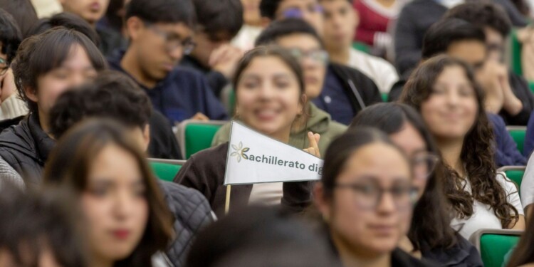 La Universidad Autónoma del Estado de México (UAEMéx) puso en marcha este lunes su Bachillerato Digital, una nueva modalidad de educación media superior que inicia con 532 estudiantes y con la participación de seis planteles universitarios. El modelo busca ampliar la cobertura del bachillerato mediante herramientas digitales, particularmente para jóvenes que enfrentan dificultades para incorporarse a esquemas presenciales o continuar sus estudios bajo las modalidades tradicionales. Durante el inicio de clases del ciclo escolar 2026-2027, la rectora Martha Patricia Zarza Delgado explicó que la primera generación estará vinculada académica y administrativamente con los planteles “Lic. Adolfo López Mateos”, “Nezahualcóyotl”, “Cuauhtémoc”, “Ignacio Ramírez Calzada”, “Dr. Ángel Ma. Garibay Kintana” y Texcoco. Aunque cursarán sus estudios bajo un esquema digital, los 532 alumnos serán considerados parte de la comunidad universitaria y podrán acceder a bibliotecas, salas de cómputo, asesorías, cursos de idiomas, actividades culturales y deportivas, talleres, becas y otros servicios de la institución. Más opciones para continuar el bachillerato La apertura de esta modalidad representa una ampliación de la oferta educativa de la UAEMéx en un nivel donde las condiciones económicas, las distancias y las circunstancias personales pueden convertirse en obstáculos para continuar estudiando. Zarza Delgado sostuvo que la tecnología puede funcionar como una herramienta para reducir esas barreras y ampliar la presencia educativa de la Universidad en distintas regiones del Estado de México. La rectora vinculó además el nuevo programa con el proyecto de Reforma a la Ley de la UAEMéx, que contempla entre sus prioridades el fortalecimiento de la vida académica y la generación de mejores condiciones para la formación estudiantil. El secretario Académico, Francisco Herrera Tapia, señaló que el Bachillerato Digital pretende ofrecer una alternativa para quienes podrían abandonar sus estudios por falta de oportunidades o por circunstancias que dificultan su incorporación a un sistema presencial. Alumnos digitales con servicios universitarios Uno de los elementos centrales del modelo será mantener a los estudiantes vinculados con los espacios y servicios de la Universidad, pese a que una parte sustancial del proceso educativo se desarrollará mediante herramientas tecnológicas. Herrera Tapia consideró que la modalidad también obliga a replantear la manera en que las instituciones públicas responden a las necesidades de las nuevas generaciones y utilizan los recursos digitales dentro de sus procesos de enseñanza. Durante la ceremonia realizada en el Aula Magna del Edificio de Rectoría, una estudiante de la primera generación señaló que ingresar al Bachillerato Digital representa también adaptarse a una nueva manera de aprender. Con el arranque del programa, la UAEMéx incorpora formalmente una modalidad digital a su oferta de educación media superior. El reto ahora será que la flexibilidad tecnológica se traduzca no sólo en más lugares disponibles, sino también en permanencia escolar, acompañamiento académico y condiciones suficientes para que los estudiantes concluyan el bachillerato.