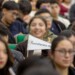 La Universidad Autónoma del Estado de México (UAEMéx) puso en marcha este lunes su Bachillerato Digital, una nueva modalidad de educación media superior que inicia con 532 estudiantes y con la participación de seis planteles universitarios. El modelo busca ampliar la cobertura del bachillerato mediante herramientas digitales, particularmente para jóvenes que enfrentan dificultades para incorporarse a esquemas presenciales o continuar sus estudios bajo las modalidades tradicionales. Durante el inicio de clases del ciclo escolar 2026-2027, la rectora Martha Patricia Zarza Delgado explicó que la primera generación estará vinculada académica y administrativamente con los planteles “Lic. Adolfo López Mateos”, “Nezahualcóyotl”, “Cuauhtémoc”, “Ignacio Ramírez Calzada”, “Dr. Ángel Ma. Garibay Kintana” y Texcoco. Aunque cursarán sus estudios bajo un esquema digital, los 532 alumnos serán considerados parte de la comunidad universitaria y podrán acceder a bibliotecas, salas de cómputo, asesorías, cursos de idiomas, actividades culturales y deportivas, talleres, becas y otros servicios de la institución. Más opciones para continuar el bachillerato La apertura de esta modalidad representa una ampliación de la oferta educativa de la UAEMéx en un nivel donde las condiciones económicas, las distancias y las circunstancias personales pueden convertirse en obstáculos para continuar estudiando. Zarza Delgado sostuvo que la tecnología puede funcionar como una herramienta para reducir esas barreras y ampliar la presencia educativa de la Universidad en distintas regiones del Estado de México. La rectora vinculó además el nuevo programa con el proyecto de Reforma a la Ley de la UAEMéx, que contempla entre sus prioridades el fortalecimiento de la vida académica y la generación de mejores condiciones para la formación estudiantil. El secretario Académico, Francisco Herrera Tapia, señaló que el Bachillerato Digital pretende ofrecer una alternativa para quienes podrían abandonar sus estudios por falta de oportunidades o por circunstancias que dificultan su incorporación a un sistema presencial. Alumnos digitales con servicios universitarios Uno de los elementos centrales del modelo será mantener a los estudiantes vinculados con los espacios y servicios de la Universidad, pese a que una parte sustancial del proceso educativo se desarrollará mediante herramientas tecnológicas. Herrera Tapia consideró que la modalidad también obliga a replantear la manera en que las instituciones públicas responden a las necesidades de las nuevas generaciones y utilizan los recursos digitales dentro de sus procesos de enseñanza. Durante la ceremonia realizada en el Aula Magna del Edificio de Rectoría, una estudiante de la primera generación señaló que ingresar al Bachillerato Digital representa también adaptarse a una nueva manera de aprender. Con el arranque del programa, la UAEMéx incorpora formalmente una modalidad digital a su oferta de educación media superior. El reto ahora será que la flexibilidad tecnológica se traduzca no sólo en más lugares disponibles, sino también en permanencia escolar, acompañamiento académico y condiciones suficientes para que los estudiantes concluyan el bachillerato.