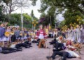 Estudiantes de la UAEMéx llevan a las calles de Tenancingo Los Diablos de Yauhtli, una reinterpretación de la tradición de San Miguel y la cruz de pericón.