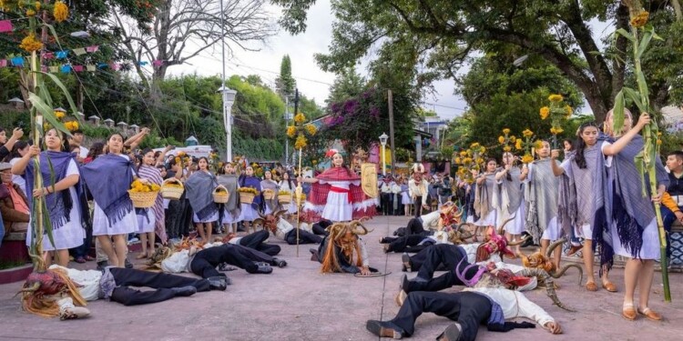 Estudiantes de la UAEMéx llevan a las calles de Tenancingo Los Diablos de Yauhtli, una reinterpretación de la tradición de San Miguel y la cruz de pericón.