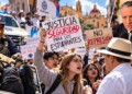 Cinco jóvenes vinculados con la UG denunciaron agresiones policiales y seis agentes son investigados. Meses antes, el Congreso ya discutía cámaras, protocolos y controles sobre la Policía de Guanajuato. La pregunta ahora es quién vigila a quienes vigilan.