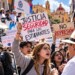 Cinco jóvenes vinculados con la UG denunciaron agresiones policiales y seis agentes son investigados. Meses antes, el Congreso ya discutía cámaras, protocolos y controles sobre la Policía de Guanajuato. La pregunta ahora es quién vigila a quienes vigilan.