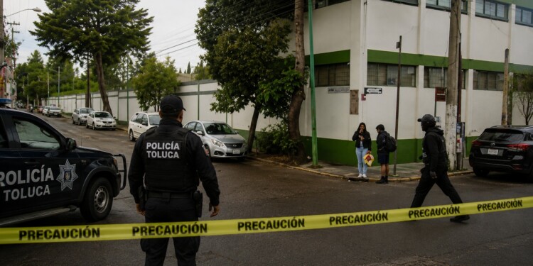 Un trabajador de la UAEMéx fue apuñalado durante un asalto detrás de Prepa 1. El ataque ocurrió en el mismo cruce donde semanas antes fue asaltada una estudiante.