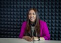 Kathya Soto recuerda cómo nació su vocación por la radio y cómo, tras 19 años en UniRadio, el micrófono se volvió parte de su vida profesional y familiar.