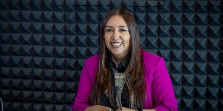 Kathya Soto recuerda cómo nació su vocación por la radio y cómo, tras 19 años en UniRadio, el micrófono se volvió parte de su vida profesional y familiar.
