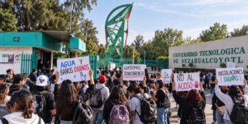 Estudiantes denuncian falta de agua, deterioro y presunto acoso, mientras registros oficiales muestran casi 17 millones de pesos en ingresos de gestión durante 2024. Rectoría atribuye el desabasto a problemas externos y el Órgano Interno de Control anuncia revisiones.
