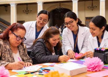 Estudiantes de Gerontología y personal de la UAEMéx participaron en un encuentro para promover el cuidado mutuo y el diálogo entre generaciones.