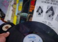 Más que un formato de reproducción, el disco de vinilo mantiene vigente un ritual que combina sonido, memoria y una experiencia sensorial que conquista a coleccionistas y nuevas generaciones.
