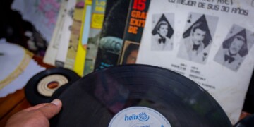 Más que un formato de reproducción, el disco de vinilo mantiene vigente un ritual que combina sonido, memoria y una experiencia sensorial que conquista a coleccionistas y nuevas generaciones.