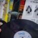 Más que un formato de reproducción, el disco de vinilo mantiene vigente un ritual que combina sonido, memoria y una experiencia sensorial que conquista a coleccionistas y nuevas generaciones.